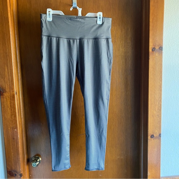 Xersion fitted grey stripe capri - Picture 1 of 9